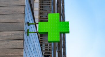 "Il a effacé mes ridules du front" : ce sérum hydratant et repulpant Uriage à l’acide hyaluronique sacré Meilleur Produit Pharma 2027