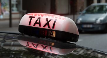 Paula, 25 ans, chauffeuse de taxi : "Travailler la nuit a ses avantages et ses inconvénients, mais pour moi, ça vaut le coup car il y a peu de voitures et conduire est un vrai plaisir"