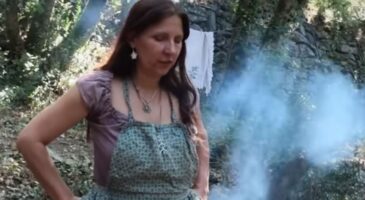 Cette mère de famille vit cachée dans les bois avec ses enfants : "J'ai l'énergie gratuite ici avec le feu"
