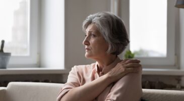 Maria, 64 ans, est passée de 2400 à 1300 euros par mois depuis sa retraite : "Parfois on doit se contenter de manger des croquettes pour chat pour survivre"