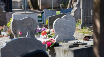 Benjamin, 33 ans, a tout quitté pour nettoyer les tombes dans les cimetières : "Honorer ceux qui sont partis, soulager ceux qui restent"