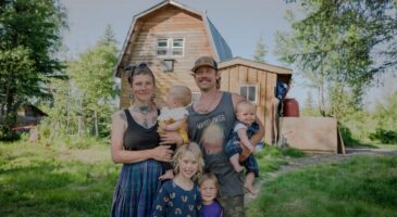 Bob et Savannah ont tout quitté pour vivre avec leurs 4 enfants dans une maison autonome : "Nous ne payons plus de factures de chauffage et n’avons plus de crédit immobilier"