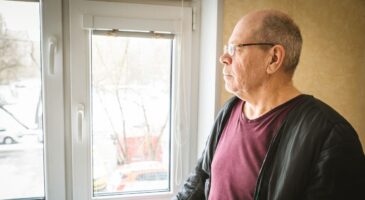 Charles, 82 ans, touche 1700 euros de pension de retraite mais doit encore travailler : "J'essaie juste de survivre"