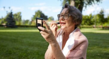 Comment appliquer un rouge à lèvres mat après 50 ans, sans affiner les lèvres ?