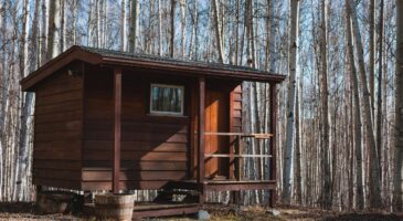 Antonni, 44 ans, a tout quitté pour vivre seul dans une cabane autonome dans la forêt : "Pour la structure, j’ai été dans une scierie qui vendait des lots de gros bois"