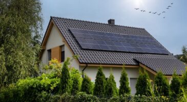 John a tout quitté pour vivre dans une maison autonome et ne dépense plus que 180 euros par mois