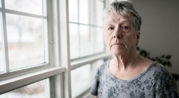 Rhonda, 73 ans, touche 1 100 euros de pension de retraite par mois : "Je m'inquiète pour mes finances tous les jours"