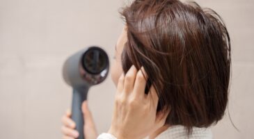 Deux coiffeurs s'accordent à dire : "Si vous avez les cheveux fins, les sécher à l'air froid réduit les dommages causés par la chaleur, augmente la brillance et réduit les frisottis"