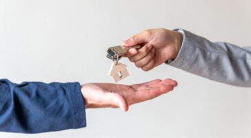 Elle prête les clés de sa maison à son frère : 10 ans après, il refuse de partir et bloque la succession