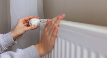 Économie d'énergie : j'ai enfin compris où partait ma chaleur, et la solution est un simple bout de tissu