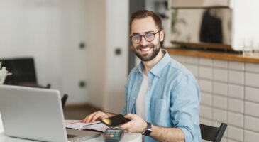 « Il m’arrive de travailler 50 heures par semaine » : Angelo (39 ans) cumule 7 emplois à temps partiel et gagne jusqu’à 500 euros supplémentaires par mois