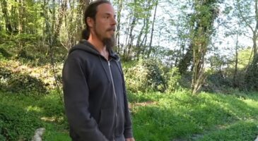 Dans le Puy-de-Dôme, Antonin vit en autonomie dans sa maison construite lui-même : « C’était l’idéal avec le peu d’argent que j’avais »