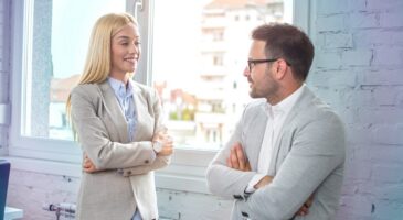 Les experts en psychologie sont unanimes : les personnes qui croisent les bras lorsqu’on leur parle ne sont pas en colère, mais cherchent plutôt à se protéger et à se concentrer