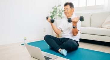 Muscler ses bras à la maison après 60 ans : l'accessoire Decathlon à moins de 40 euros qui élimine les bras chauve-souris