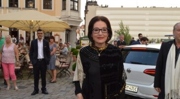 Nana Mouskouri décorée à 92 ans : « C'est un immense honneur pour moi, je voulais simplement chanter et c'est ce que j'ai fait pendant 70 ans »