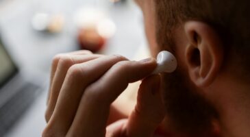 Patricio Ochoa, expert en longévité : "Utiliser des écouteurs Bluetooth revient à mettre un micro-ondes sur sa tête"