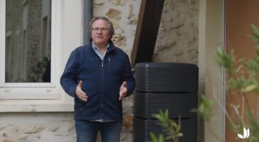 Pierre-Adrien Lagneau, expert jardin de Truffaut, sur les récupérateurs d'eau : "L'eau de pluie ainsi récoltée est une eau naturelle, sans calcaire, faiblement minéralisée et avec un pH légèrement acide"