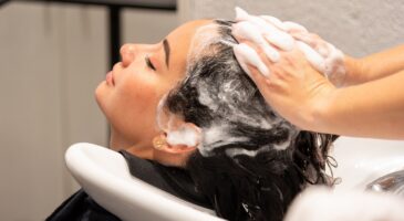 Plusieurs coiffeurs s'accordent : "Pour éviter que les cheveux fins ne soient abîmés par l'humidité, il faut utiliser un après-shampoing lors du lavage, mais toujours dès mi-longueurs jusqu'aux pointes"