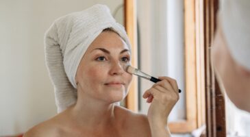 Quelle couleur d’anticernes choisir pour illuminer le regard ? Les conseils d'une maquilleuse pro
