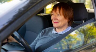 Sharon, 84 ans, est devenue chauffeuse pour Uber pour compléter sa petite pension de retraite : "Je paie mes factures et je suis très heureuse"