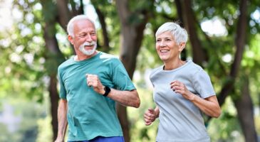 Sport après 60 ans : quels exercices pratiquer en complément de la marche ?