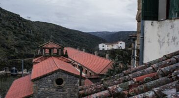 "Tout le monde sera le bienvenu dans mon village" : il achète un village abandonné depuis 1989 pour 275 000 euros et transforme complètement ses maisons et son église