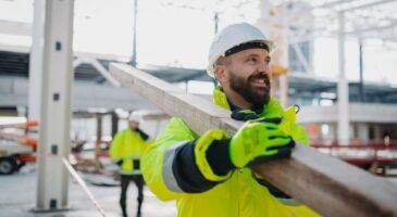 Rafaël, maçon : "Gagner 8 000 euros par mois en Suisse est possible, mais il faut être prêt à affronter de longues journées, un effort physique intense et plus de 40 heures de travail par semaine"