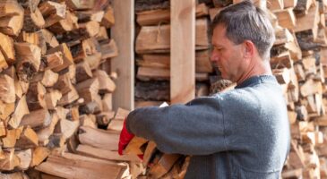Bois de chauffage gratuit : cette association offre du bois gratuit contre un gâteau ou un café dans le Maine-et-Loire