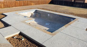 Il a entièrement vidé l'eau de sa piscine en octobre pour l'hivernage ; le lendemain matin le bassin n'est plus au même niveau