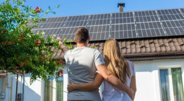 Anthony et Joanie habitent une maison totalement autonome en énergie : "Nous ne sommes raccordés ni à l’eau, ni à l’électricité"