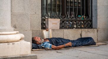 Luis, 68 ans, est devenu SDF après avoir travaillé plus de 30 ans dans un palace : "Je gagnais 1500 euros, j’ai perdu mon emploi et je ne pouvais plus payer mon loyer"