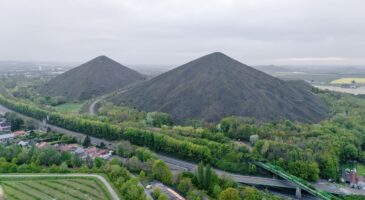 En 1986, des mineurs ont laissé derrière eux deux pyramides de déchets de 150 mètres de haut dans le nord de la France. 40 ans plus tard, le soleil les a transformées en quelque chose que personne n'avait imaginé