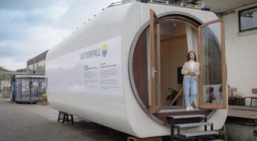 Ils ont transformé la nacelle d'une éolienne de 2 MW en une maison de 35 m² équipée de panneaux solaires et d'une pompe à chaleur
