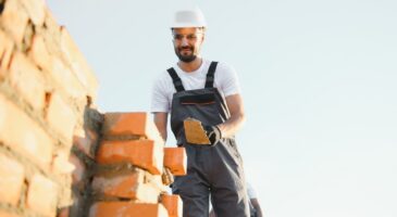 Victor a tout quitté pour aller travailler aux Pays-Bas comme maçon : « On reçoit de l’argent pour vivre et on a un logement et les moyens de transport »