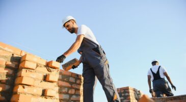 Ce maçon indépendant de 41 ans est formel : « On est bien payé quand on travaille mais c’est un métier difficile »