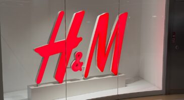H&M : longtemps jugée ringarde, cette jupe confortable devient officiellement la plus tendance de l'automne-hiver 2026