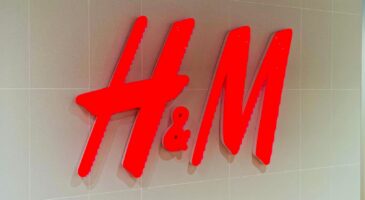 H&M : plus stylée que la jupe en jean, cette version sublime toutes les silhouettes et offre une touche audacieuse