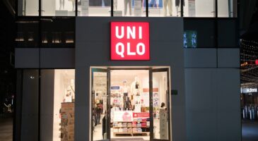 Uniqlo : mieux que le jean droit, ce pantalon intemporel est parfait pour vos looks d’hiver