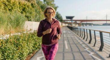 Après 60 ans : pourquoi le yoga complète si bien la marche